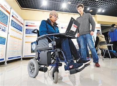 学生研发的智能脑控轮椅  记者 张宇明 摄